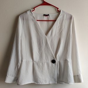 Vince Camuto white wrap top in white in small size
